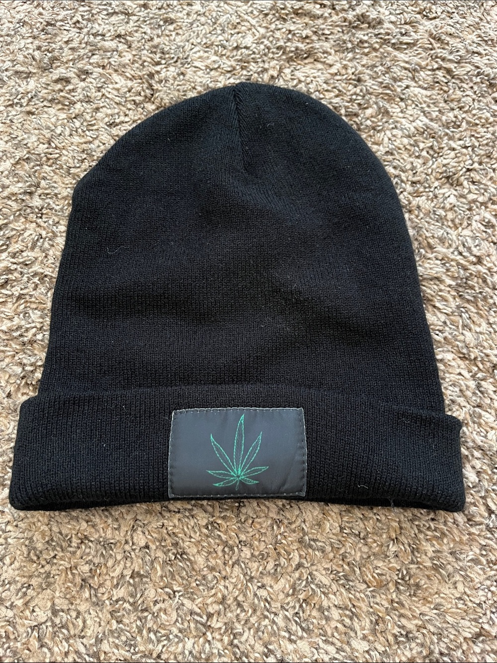 ❄️ 🎃 Black Beanie with Green Leaf Patch - Men's Winter Accessory